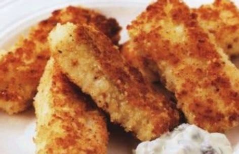 Paruošti žuvies piršteliai keptuvėje