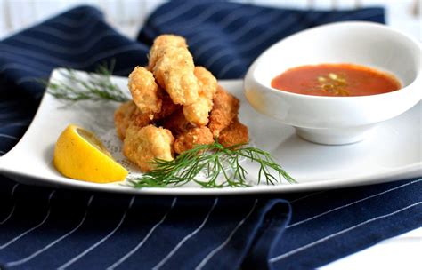 Žuvies piršteliai su daržovėmis lėkštėje