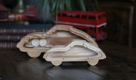 Nuspalvinama keraminė monetų taupyklė automobilio formos