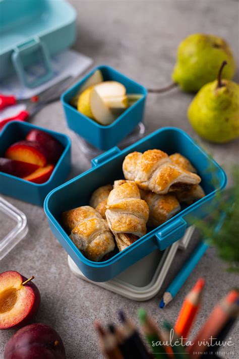 Mokyklinių užkandžių dėžutės su įvairiais vaisiais ir daržovėmis