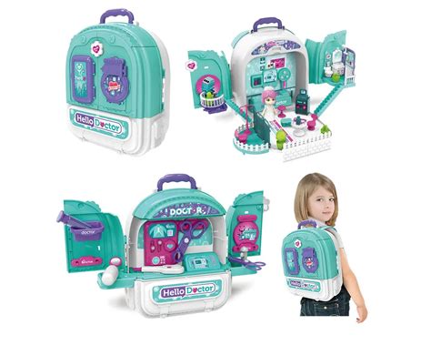 Vaikas, žaidžiantis su daktaro lagaminėliu ir lėle