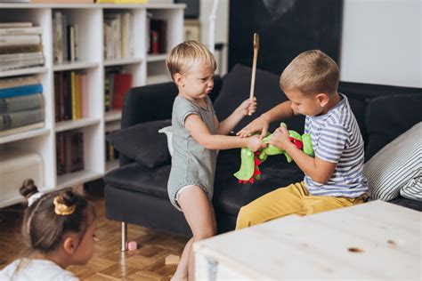 Vaikai pešasi dėl žaislo