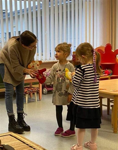 Studentė bendrauja su vaikais