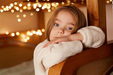 Vaikas su tėvais, stebintis savo dienos režimo paveikslėlius