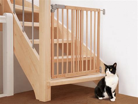 Varteliai prie laiptų ir židinio