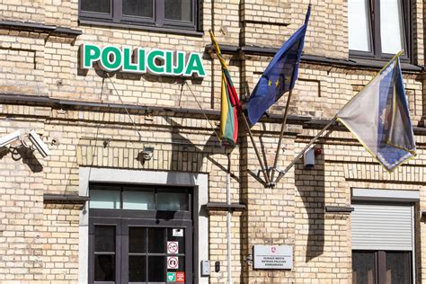 Partneris masažuoja nugarą gimdančiai moteriai
