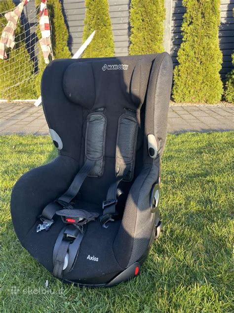 Maxi-Cosi Axiss automobilinė kėdutė automobilio salone
