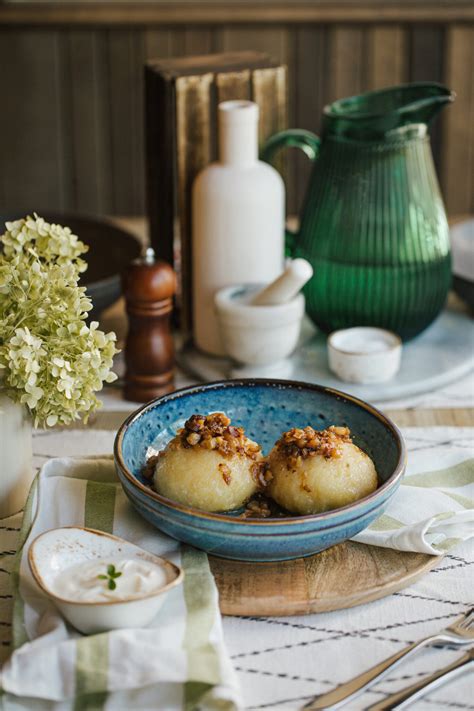 Lietuviški cepelinai su spirgučiais ir grietine