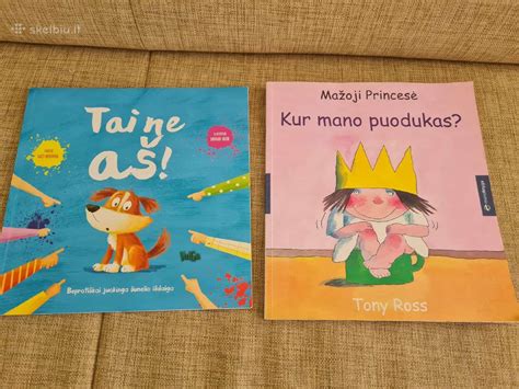 spalvingos vaikiškos knygelės ant stalo