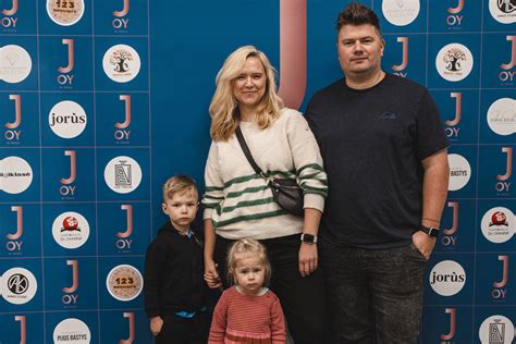 Vaikas tyrinėja pasaulį