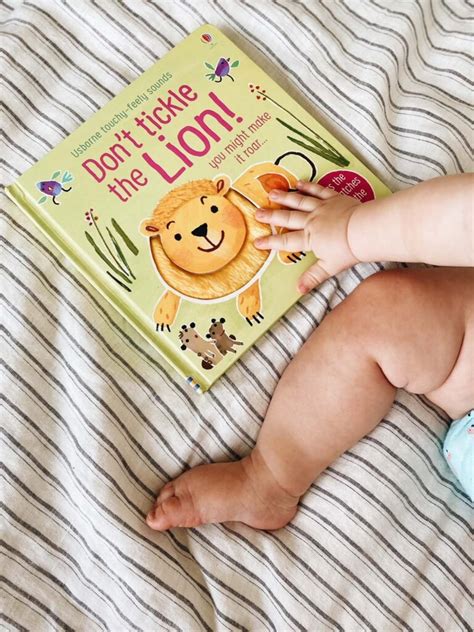 Kūdikis atliekantis pilvuko pratimus