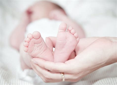 Kūdikis čiulpia nykštį