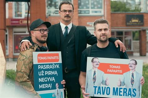 kino filmo kadras, kuriame vaizduojamas skubantis miesto gyvenimas