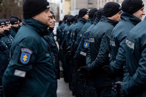 Policijos pareigūnai vykdantys paiešką