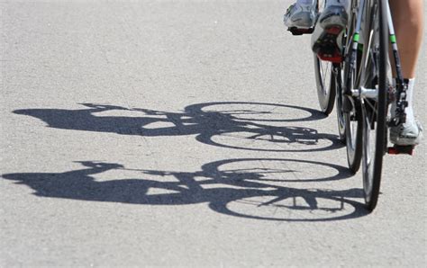 Dviračiu gatve važiuojantis vyras