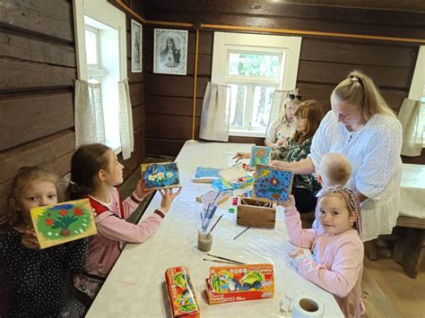 vaikai atlieka kūrybinę užduotį muziejuje