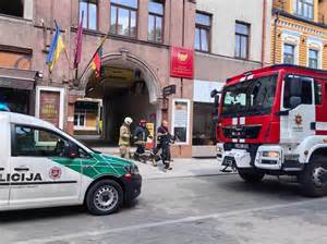 besilaukianti moteris su vaiku