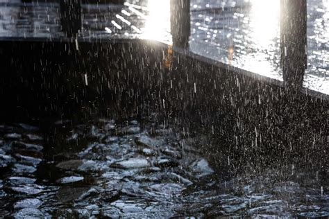 Lietus krentantis ant žemės