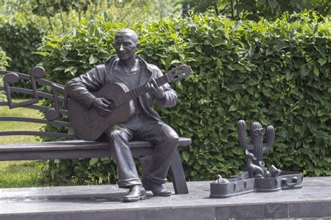 bardas su gitara atliekantis dainuojamąją poeziją