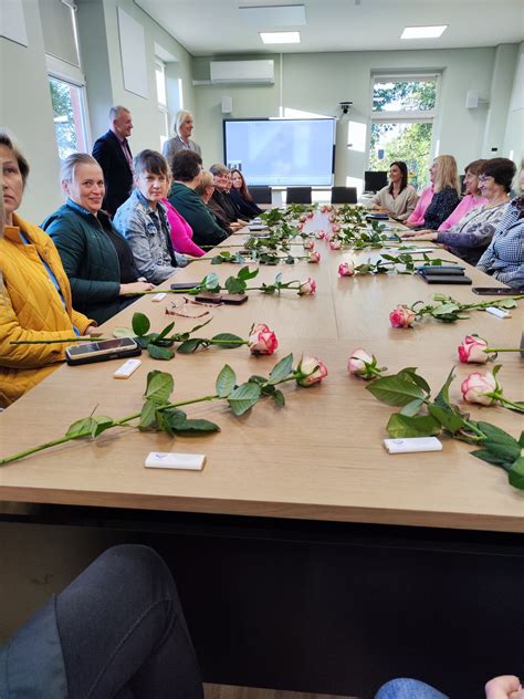 Darbuotojai bendrauja su socialinių paslaugų gavėjais
