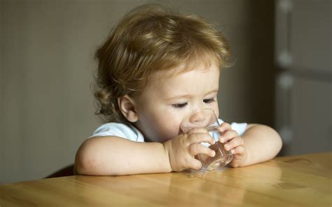 vaikas perpilinėja vandenį