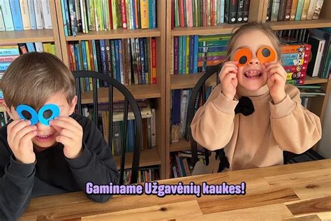 Vaikai gaminantys žvėrelių kaukes