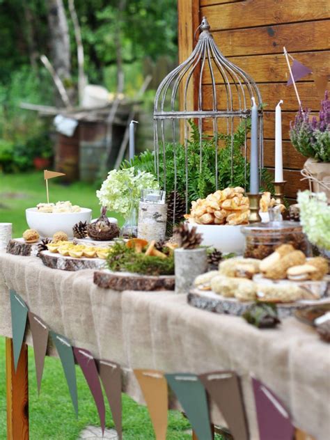 Miško tema dekoruotas stalas