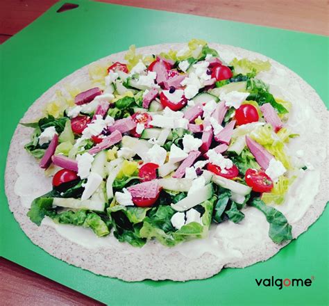 Vaikai puošia picas daržovėmis ir sūriu