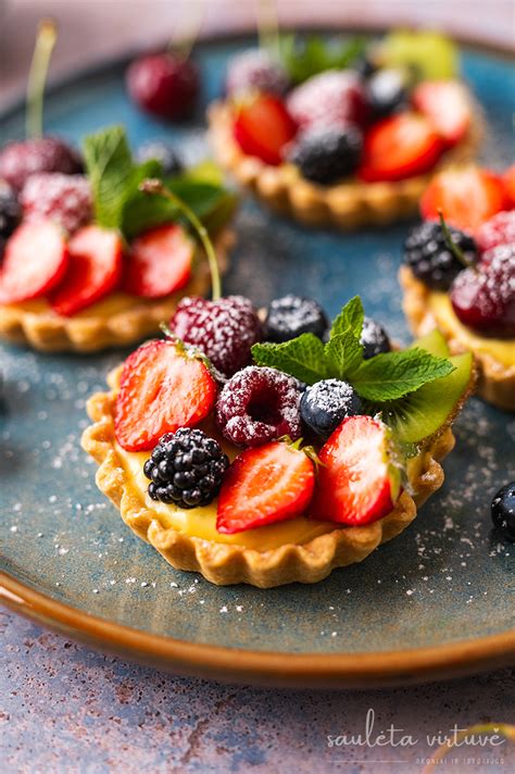 Desertinės picos su šokoladu ir uogomis