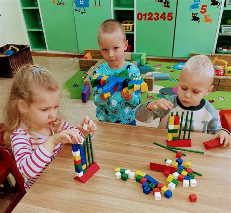 Vaikai žaidžia edukacinius žaidimus su konstruktoriais