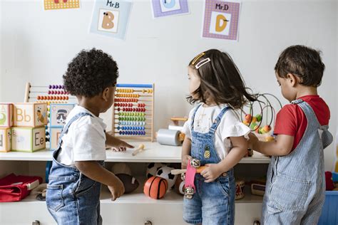 Vaikai žaidžia edukacinius žaidimus su anglų kalbos mokytoju