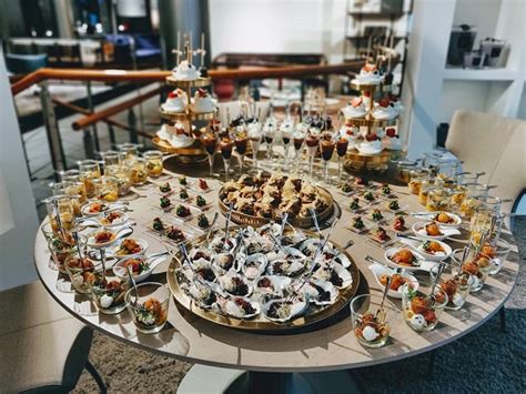 Kūrybiškai dekoruotas vaikiškų užkandžių stalas