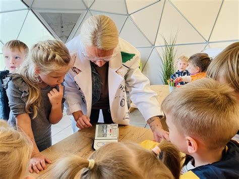 vaikai tapo su teptukais