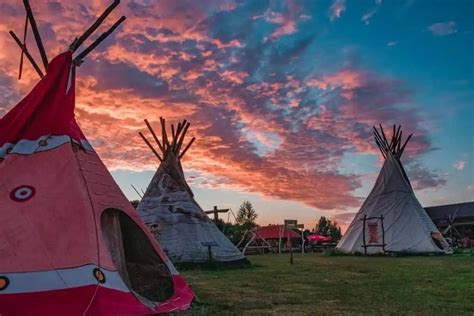 Vinetu kaimo panorama su tipi palapinėmis
