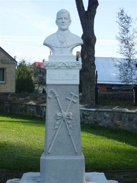 Motiejaus Valančiaus portretas arba paminklas