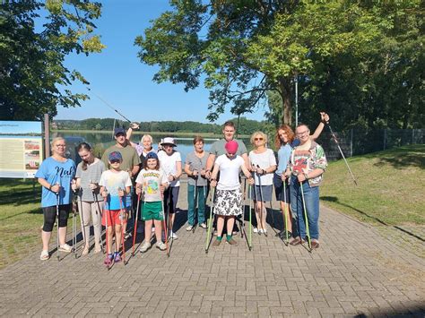Vaikai bendrauja ir dirba komandoje stovykloje