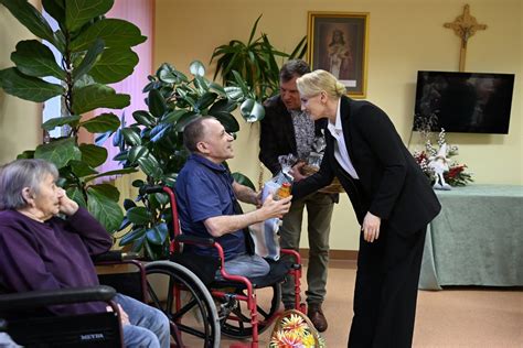Jaunoji savanorė Gabija bendraujanti su globos namų gyventojais