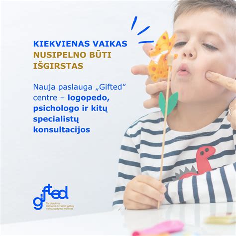 Vaikas atlieka psichologo testą su kubeliais