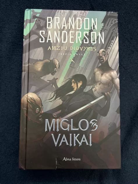 Charakterių iliustracijos iš Brandono Sandersono „Miglos vaikų“ serijos, vaizduojančios Vin, Elendą ir kitus pagrindinius veikėjus