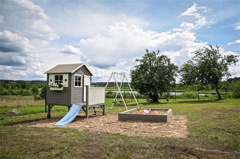 Medinis vaikų žaidimų namelis