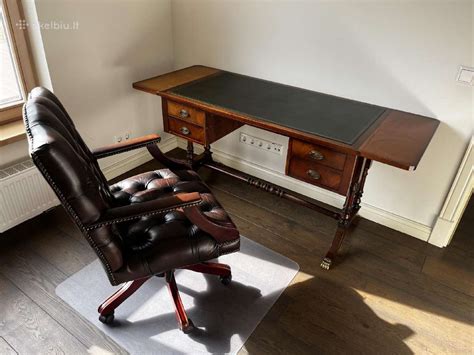 administratorius prie darbo stalo