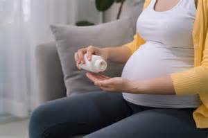 Nėščioji džiaugsmingai liečia pilvuką