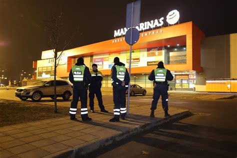 Policijos pareigūnai prie prekybos centro