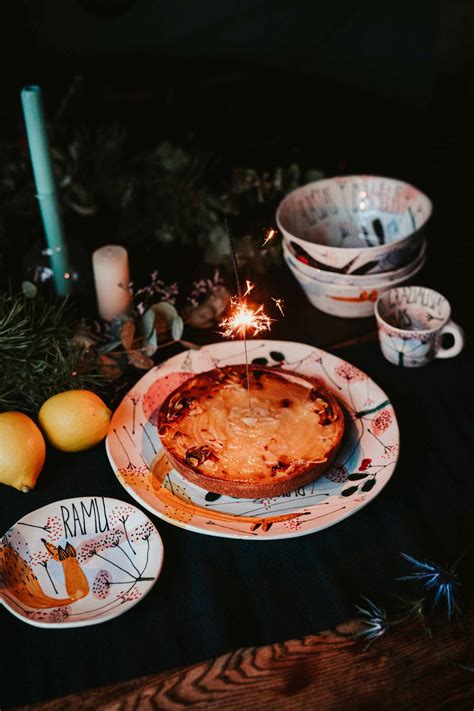 Lėkštė su puriais bananiniais varškės blyneliais