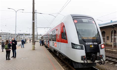 Šeima su kūdikiu keliauja traukiniu