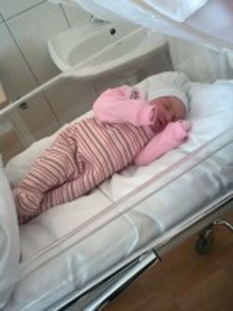 Naujagimis po gimdymo ant mamos krūtinės