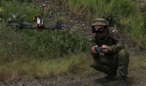 Vaikas valdo droną lauke