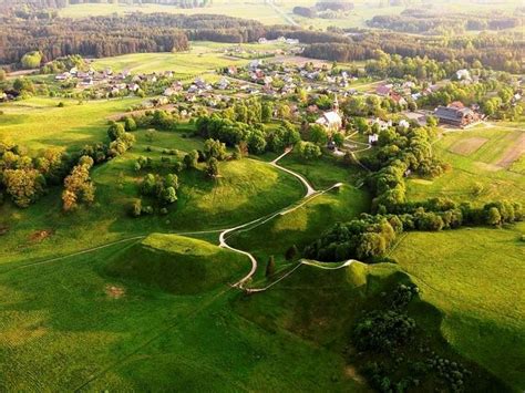 Istorinė Kernavės panorama su piliakalniais
