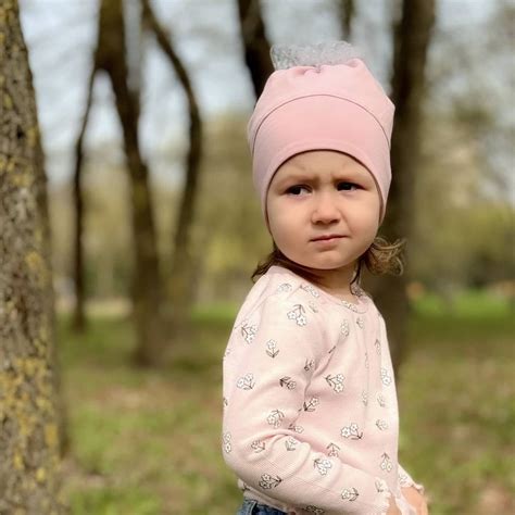 stilingos vaikiškos kepurės su įvairiais užrašais