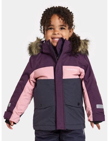 Mergaitė su džinsais ir žiemine striuke